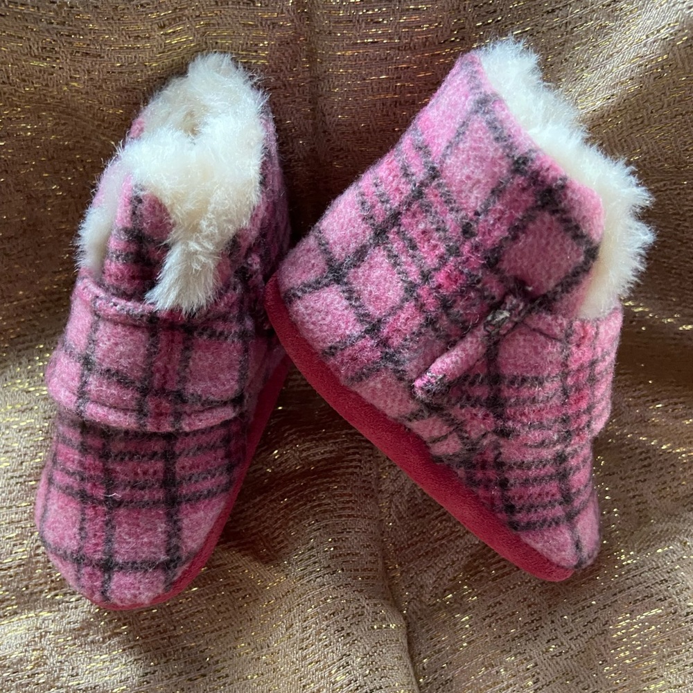 Minnetonka baby booties newborn size 0 NEW